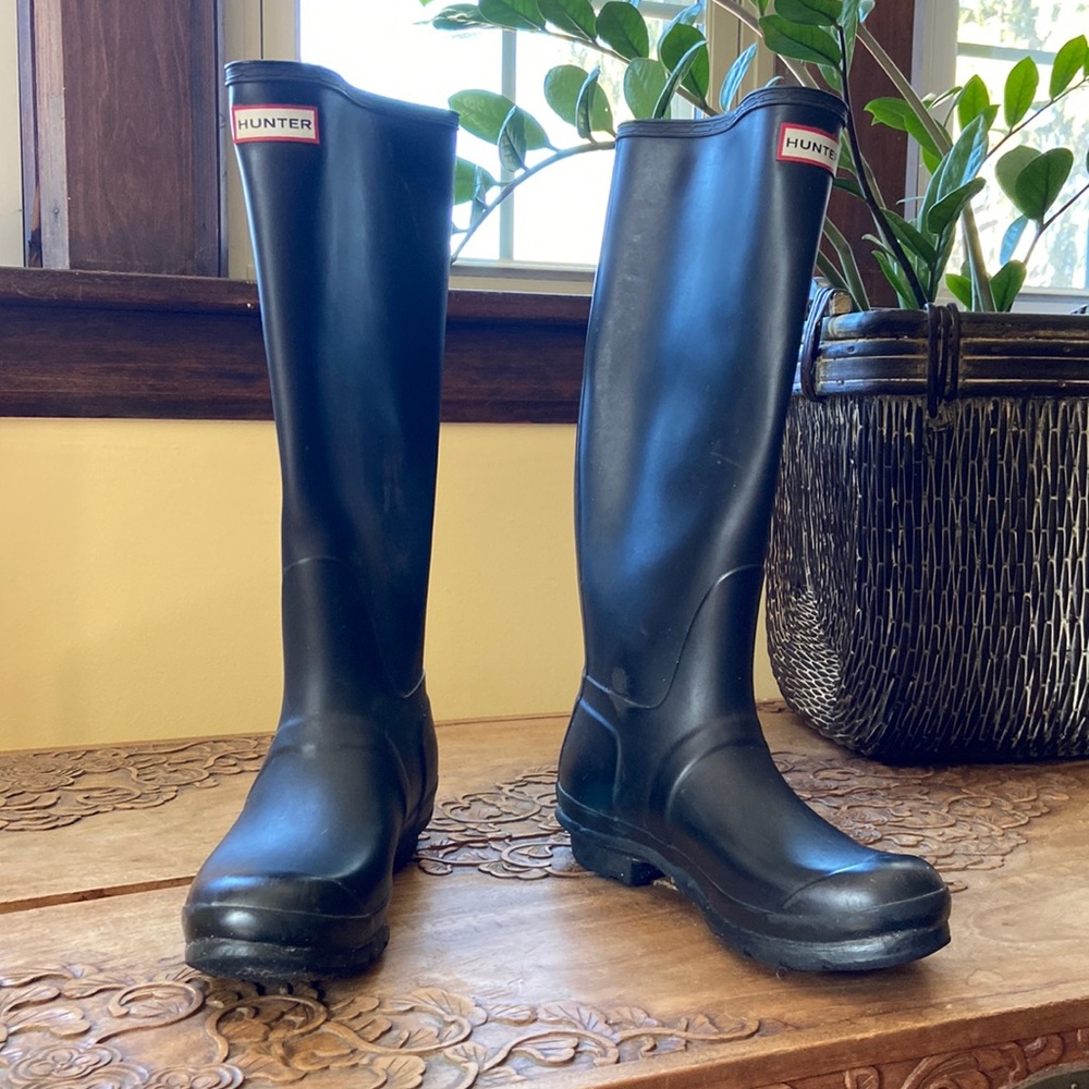 Hunter tall black rain boots. 💦☂️